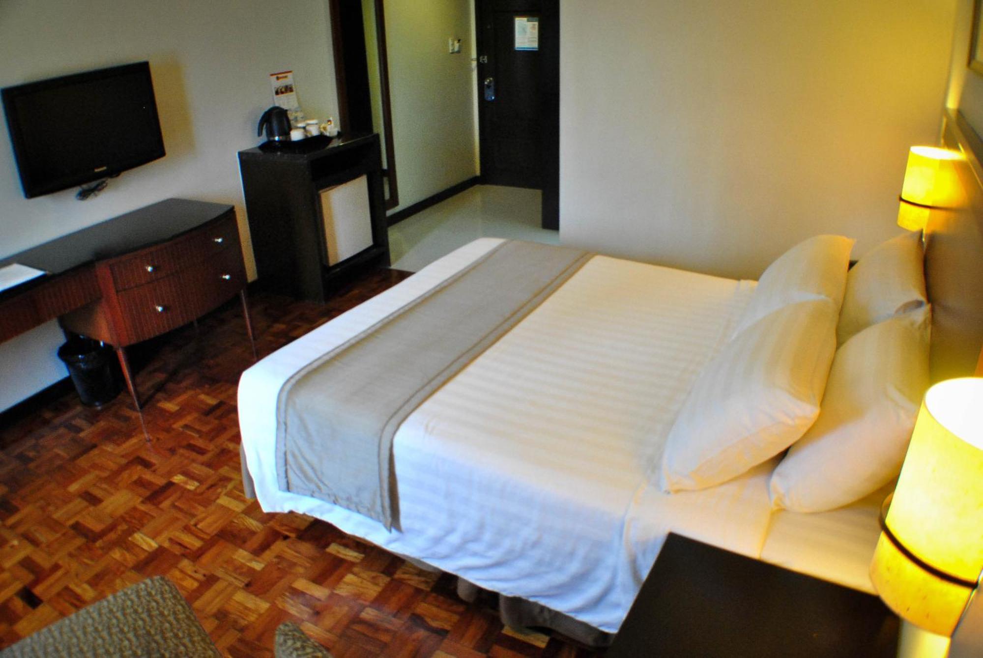 Fersal Hotel Neptune Makati Makati City Ngoại thất bức ảnh